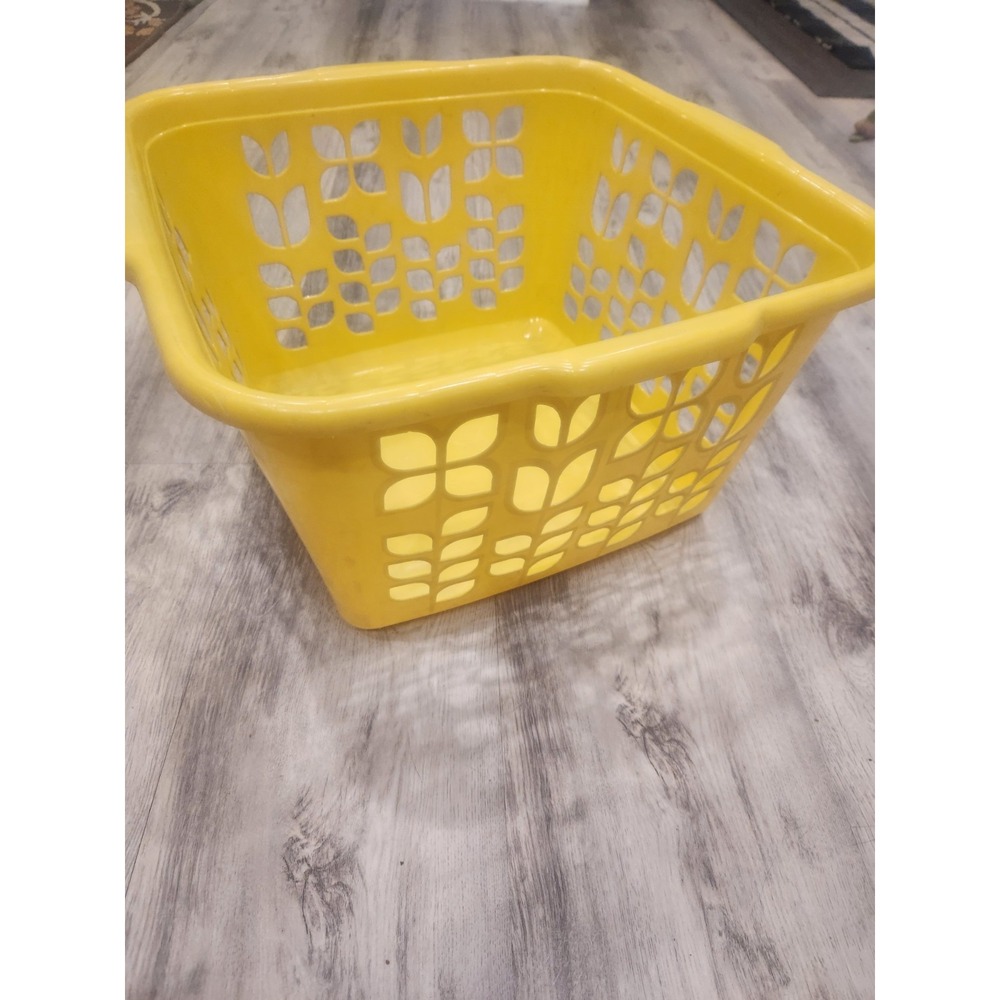 VTG Rubbermaid 2968 Sunshine Yellow Tulip Grannycore CottageCore Laundry Basket
